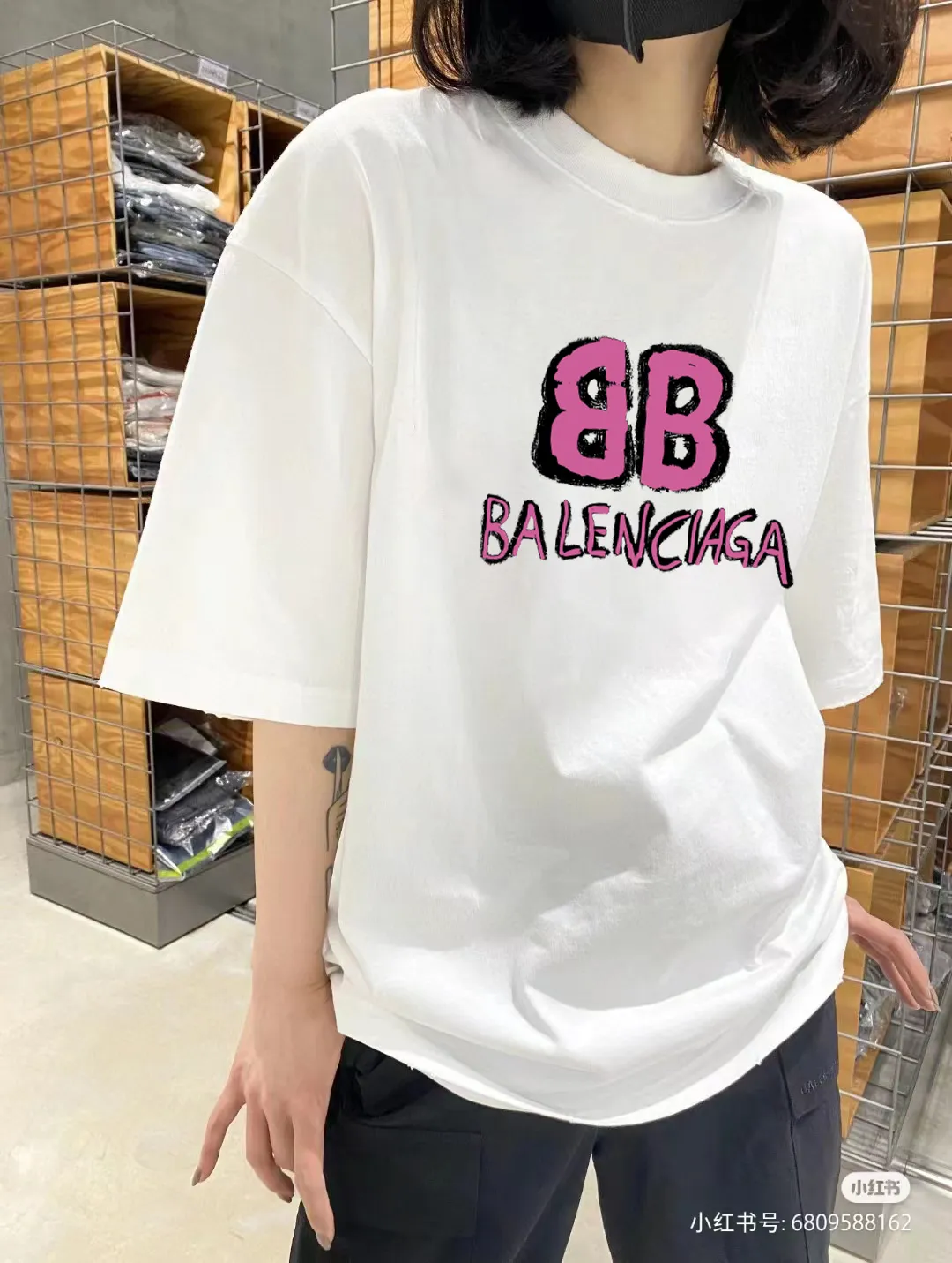 P80✨🔥 BALENCIAGA Paris lettering printed short-sleeved T-shirt. Custom-woven and dyed 300 grams of combed cotton heavyweight fabric. Zero color difference in threads. Perfect details. Different from the current currency version. Welcome to compare. Same Style for men and women. Must-sell in the picture above. Color: White Black Size: 1 2 3 4